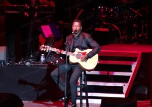 R&B singer Babyface performing as the opening act of Aretha Franklin's show in August 2015